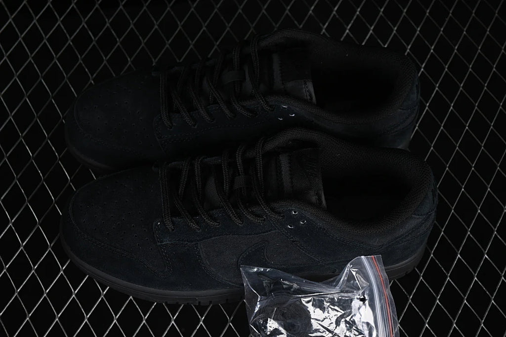 Nike SB Dunk Low "Triple Black"