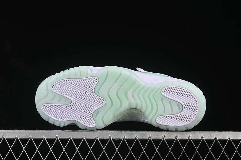 Air Jordan 11 Retro Low "Igloo"