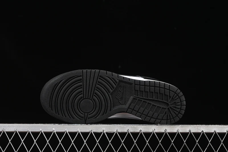 Nike SB Dunk Low "Panda"