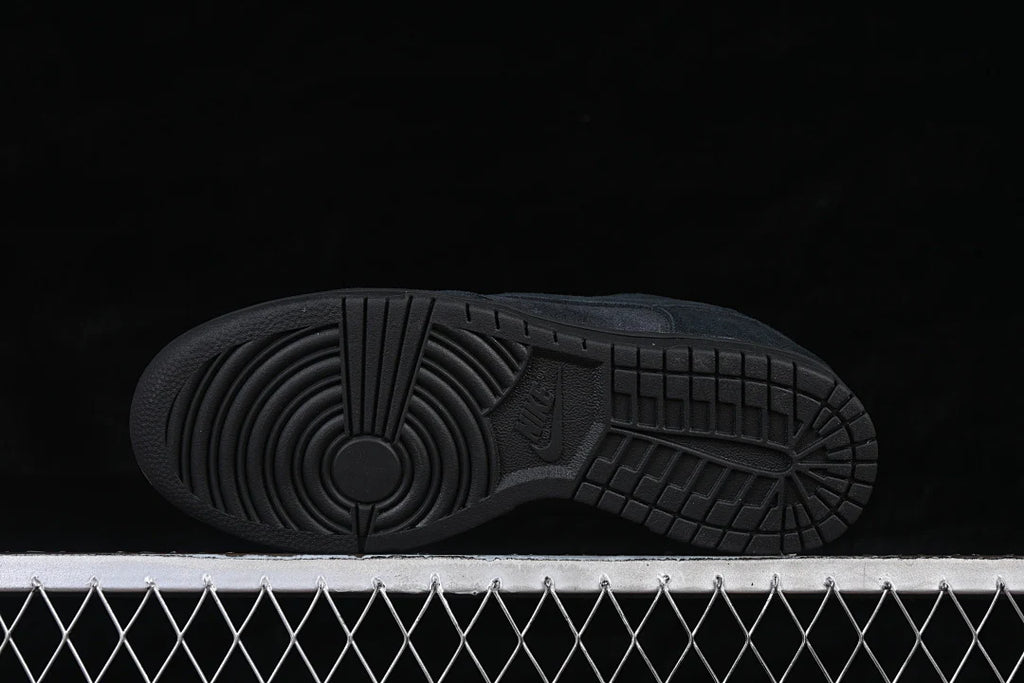 Nike SB Dunk Low "Triple Black"