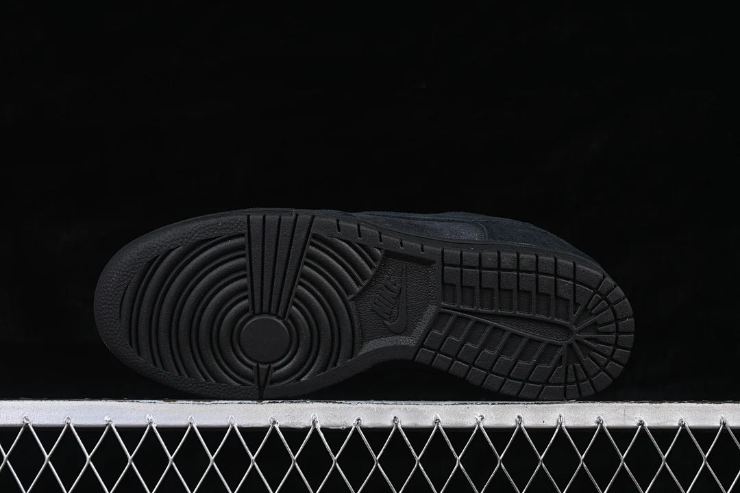 Nike SB Dunk Low "Triple Black"