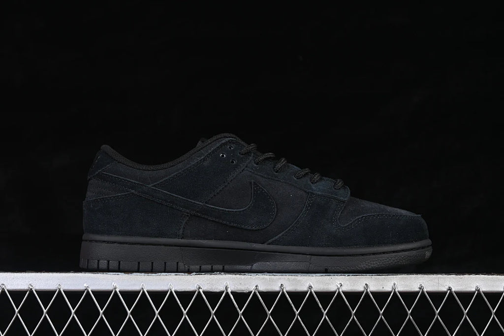 Nike SB Dunk Low "Triple Black"