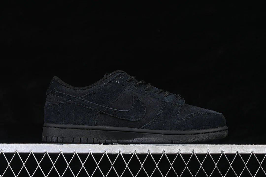 Nike SB Dunk Low "Triple Black"