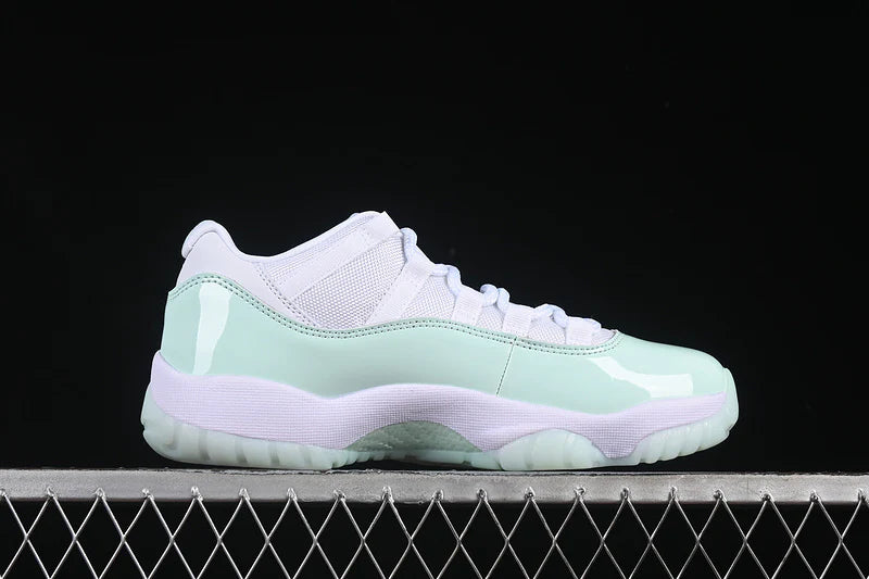 Air Jordan 11 Retro Low "Igloo"