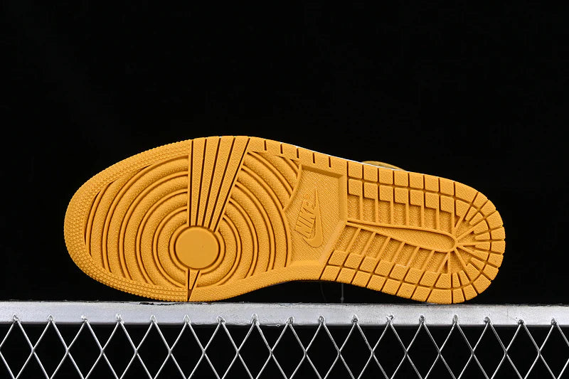 Air Jordan 1 Retro High OG "Black/Yellow Ochre"